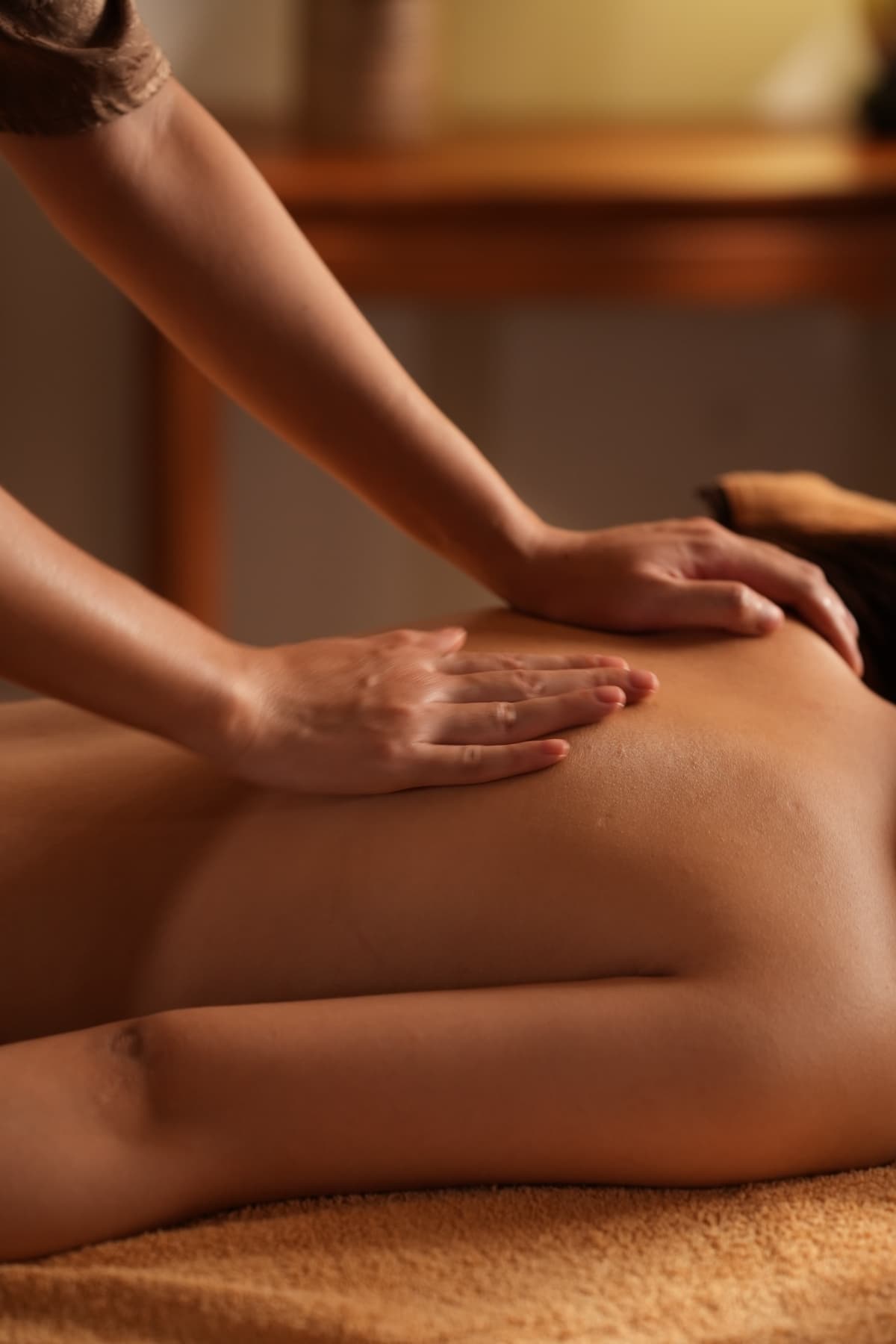 Massage trị liệu đau mỏi vai gáy